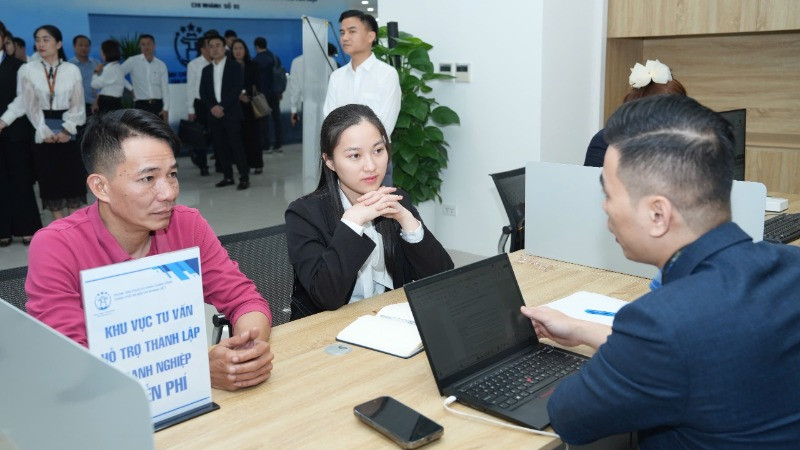 Cán bộ Trung tâm Phục vụ hành chính công thành phố Hà Nội tư vấn lĩnh vực thành lập doanh nghiệp cho người dân.
