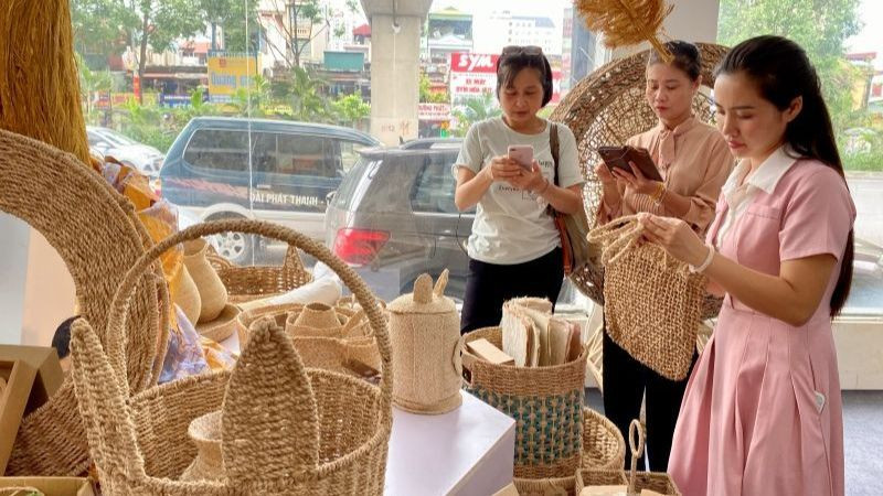 Khách tham quan tại triển lãm.