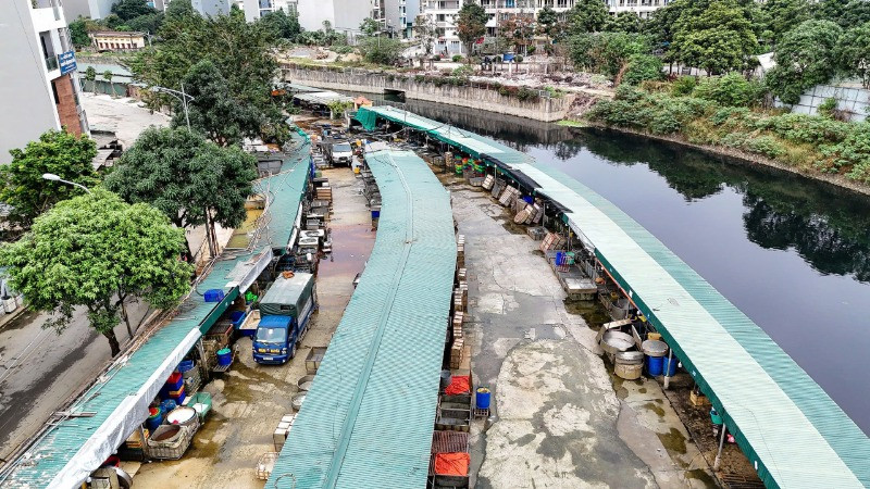 Chợ La Khê nằm trong khu vực giải tỏa để thực hiện dự án Cải thiện hệ thống tiêu nước khu vực phía Tây thành phố Hà Nội.