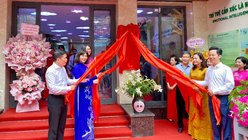 Các đại biểu thực hiện nghi thức gắn biển công trình.