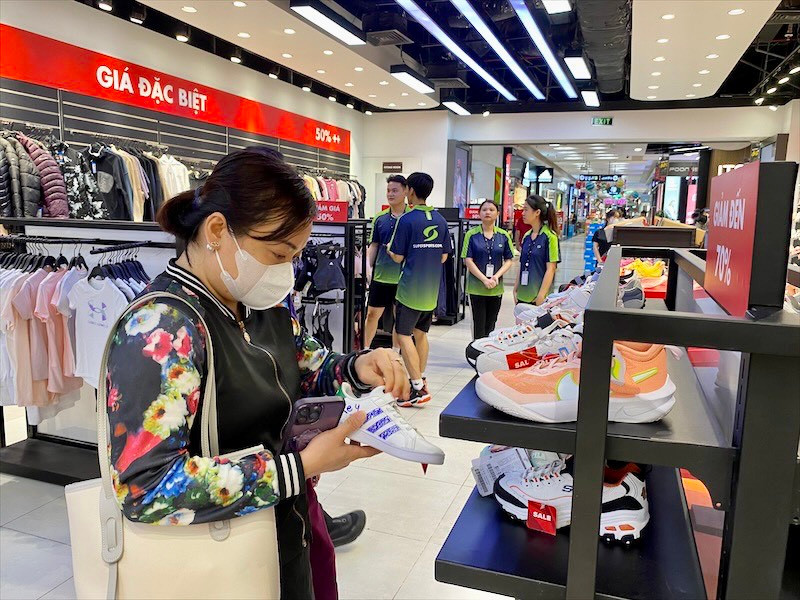 Các chương trình giảm giá sâu tới 70-100% trong sự kiện đã thu hút người tiêu dùng Thủ đô.