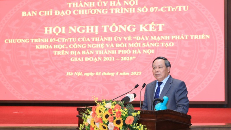 Phó Bí thư Thường trực Thành ủy Hà Nội Nguyễn Văn Phong phát biểu chỉ đạo tại hội nghị.