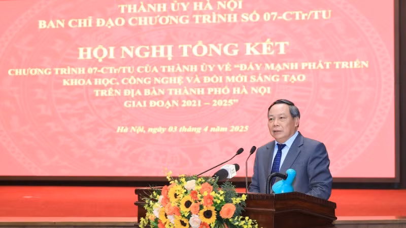 Phó Bí thư Thường trực Thành ủy Hà Nội Nguyễn Văn Phong phát biểu chỉ đạo tại hội nghị.