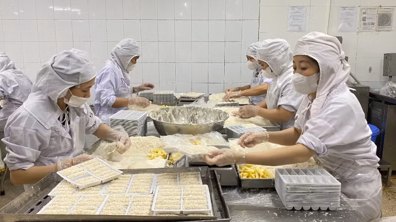 Sản xuất tại Công ty TNHH Chế biến thực phẩm Đông Đô. (Ảnh: Nguyên Trang)