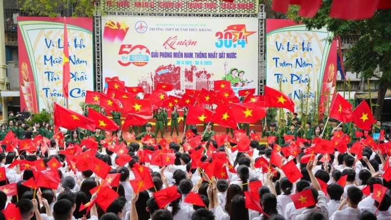 Trường THPT Huỳnh Thúc Kháng rực rỡ cờ hoa trong chương trình kỷ niệm 50 năm Ngày Giải phóng miền nam.