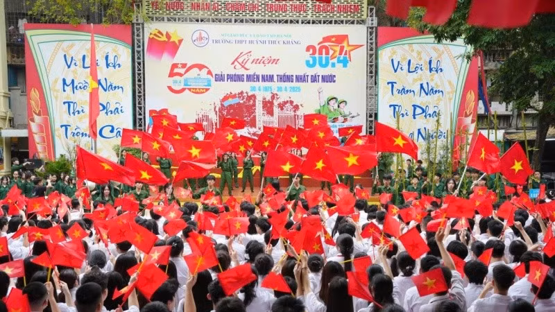 Trường THPT Huỳnh Thúc Kháng rực rỡ cờ hoa trong chương trình kỷ niệm 50 năm Ngày Giải phóng miền nam.