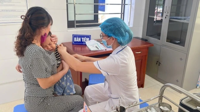 Hà Nội tăng cường tiêm vaccine phòng, chống các bệnh truyền nhiễm cho trẻ nhỏ và người lớn.