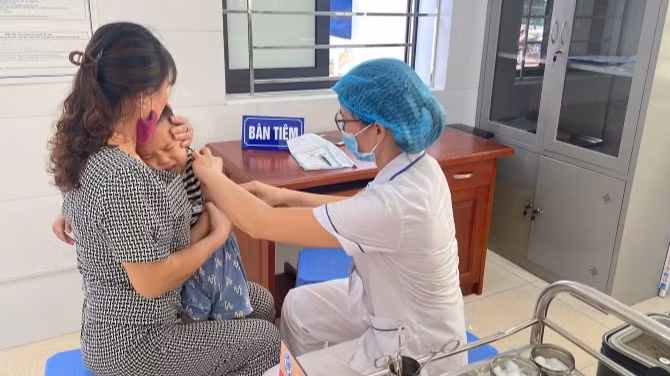 Hà Nội tăng cường tiêm vaccine phòng, chống các bệnh truyền nhiễm cho trẻ nhỏ và người lớn.