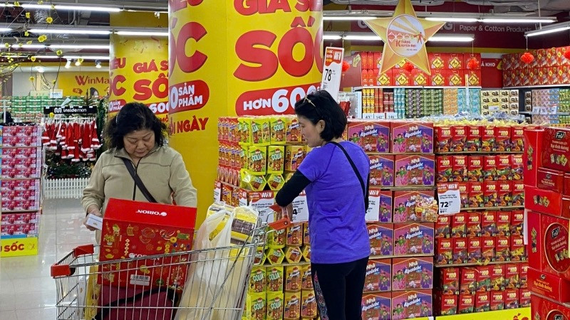 Người tiêu dùng mua sắm tại siêu thị Winmart Royal City (Hà Nội).