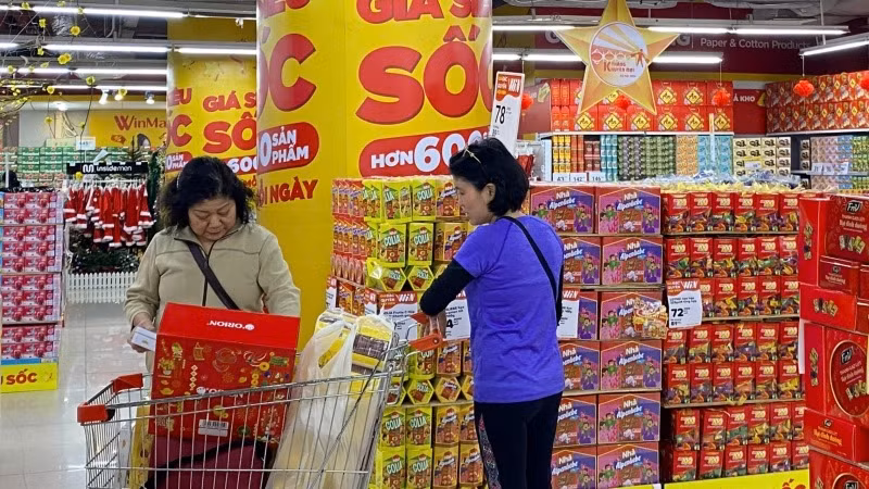Người tiêu dùng mua sắm tại siêu thị Winmart Royal City (Hà Nội).