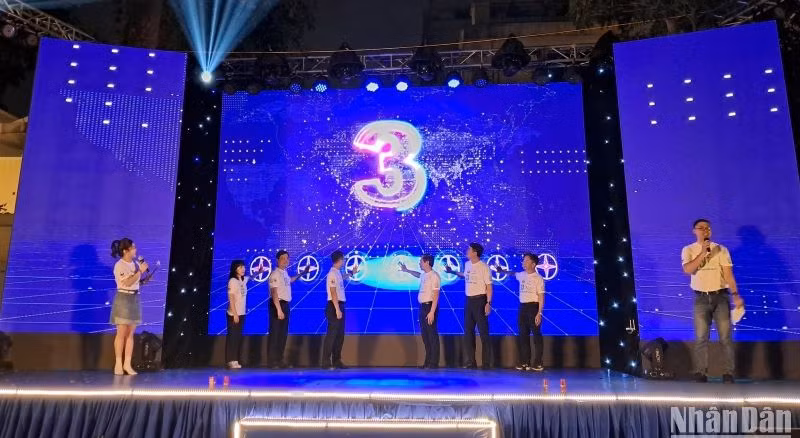 Các đại biểu thực hiện nghi thức tắt điện hưởng ứng Giờ Trái đất năm 2024.