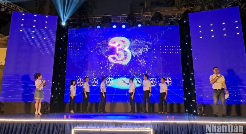 Các đại biểu thực hiện nghi thức tắt điện hưởng ứng Giờ Trái đất năm 2024.