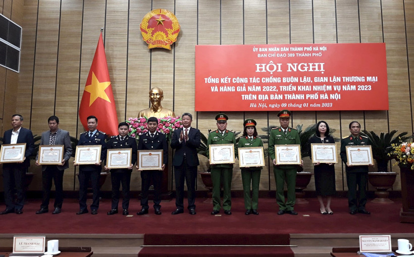 Lãnh đạo thành phố Hà Nội tặng Bằng khen cho các cá nhân, tập thể đạt thành tích xuất sắc trong công tác chống buôn lậu, gian lận thương mại năm 2022.