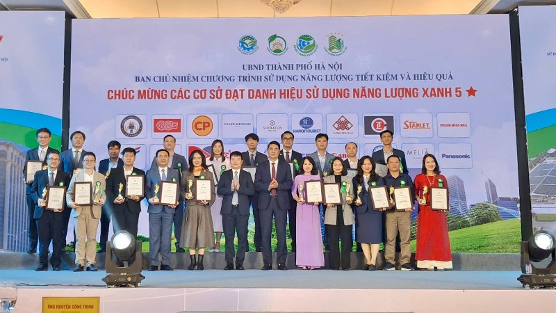 Lãnh đạo Sở Công thương Hà Nội trao danh hiệu Cơ sở, công trình xây dựng sử dụng năng lượng xanh 5 sao.
