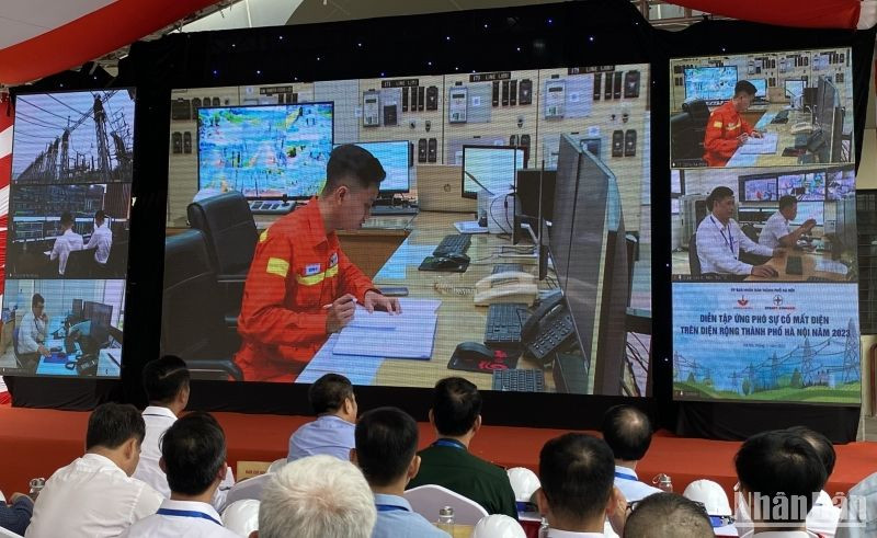 Ghi hình thực tế thao diễn tại các hiện trường lưới điện trên địa bàn Hà Nội.