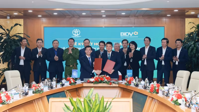 Lễ ký kết giữa Trung tâm Phục vụ hành chính công thành phố Hà Nội và Ngân hàng BIDV. 