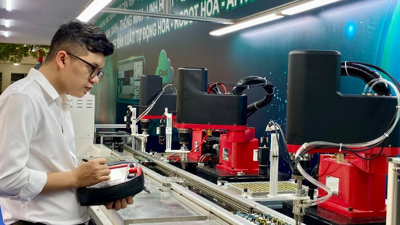 Giới thiệu dây chuyền sản xuất tự động sử dụng AI và Robot của Rạng Đông.