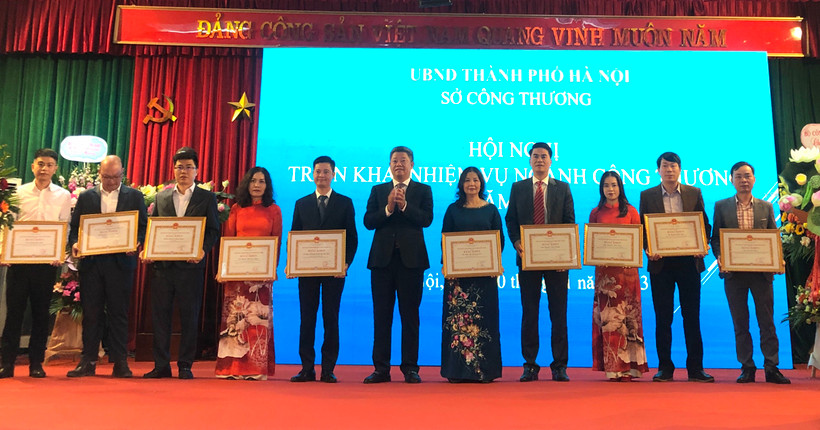 Lãnh đạo thành phố Hà Nội trao Bằng khen cho các tập thể, cá nhân của Sở Công thương Hà Nội có thành tích xuất sắc trong năm 2022.