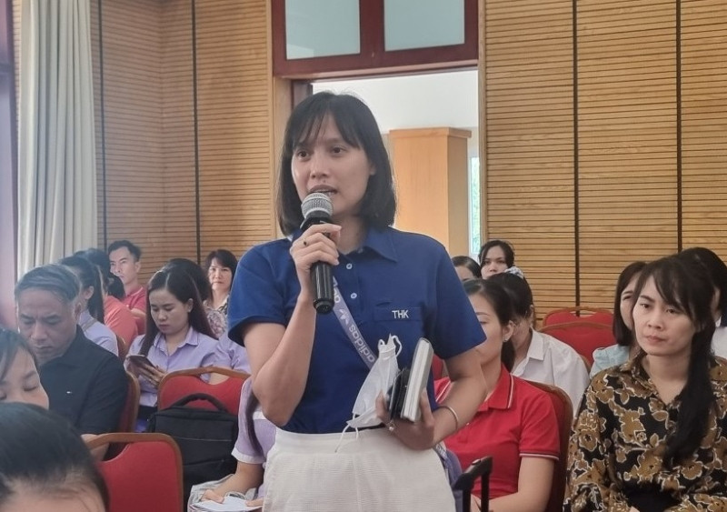 Người lao động hỏi về những quy định mới trong chính sách tiền lương và bảo hiểm tại buổi đối thoại.