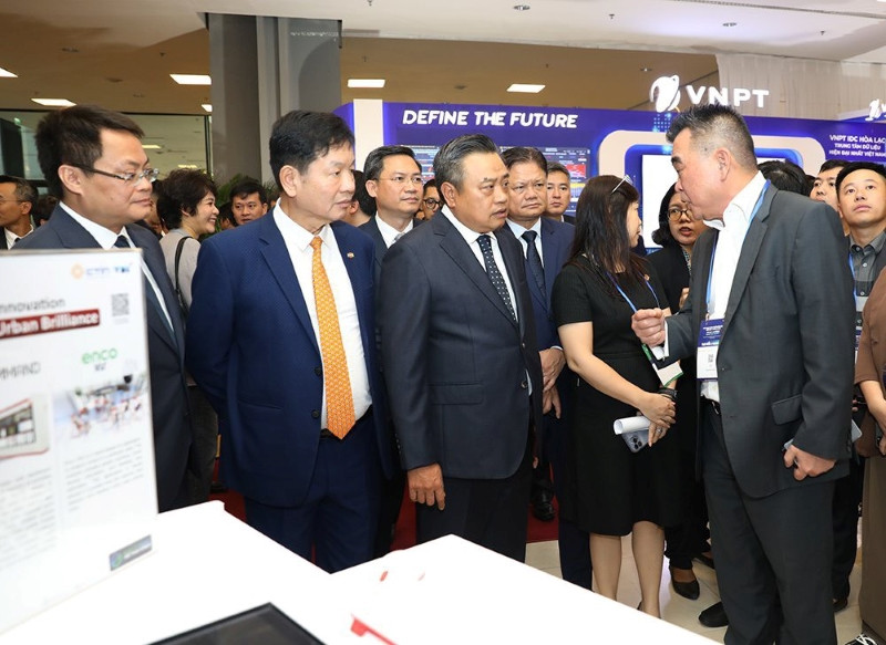 Lãnh đạo thành phố Hà Nội và các đại biểu tham quan các gian trưng bày tại sự kiện.