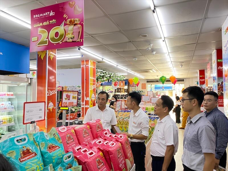 Hàng loạt mặt hàng thiết yếu được giảm giá sâu trong chương trình Tháng Khuyến mại Hà Nội.