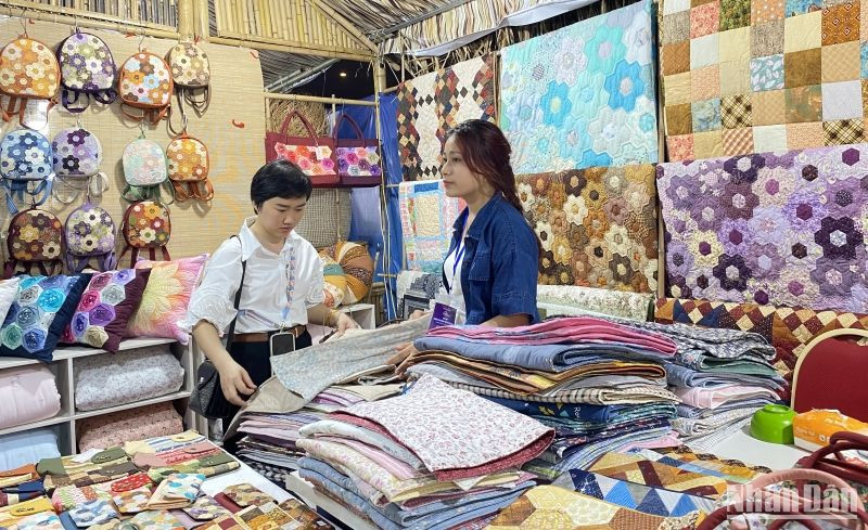 Các sản phẩm thủ công mỹ nghệ giới thiệu tại Hội chợ Hanoi Giftshow.