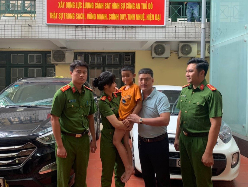 Lực lượng công an đưa cháu bé về với gia đình.