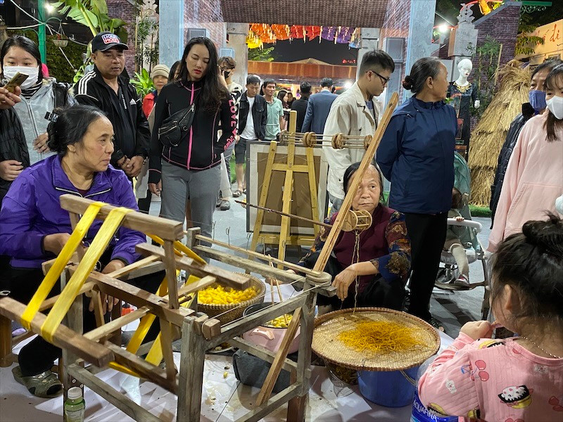 Nghệ nhân làng nghề Vạn Phúc trình diễn quy trình xe tơ, dệt lụa truyền thống.