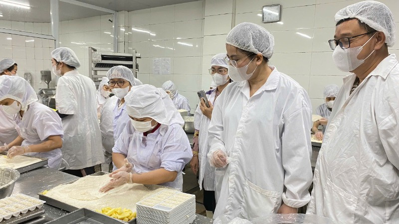 Đoàn kiểm tra do Sở Công thương Hà Nội chủ trì kiểm tra công tác bảo đảm an toàn thực phẩm trên địa bàn huyện Thanh Trì. 
