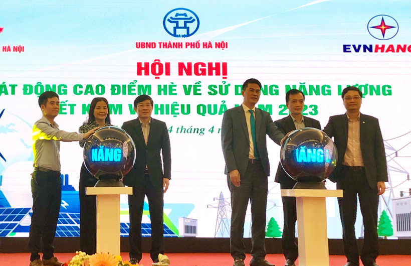 Đại diện các đơn vị thực hiện nghi thức phát động cao điểm hè về sử dụng năng lượng tiết kiệm và hiệu quả.