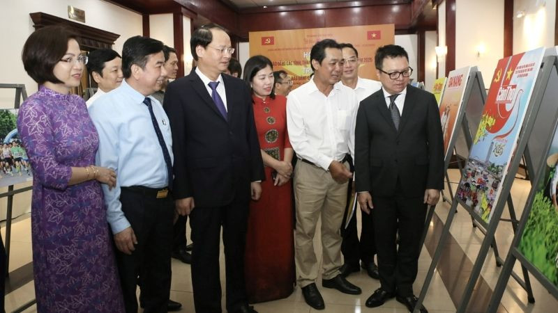 Các đại biểu tham quan triển lãm bên lề Hội thảo.