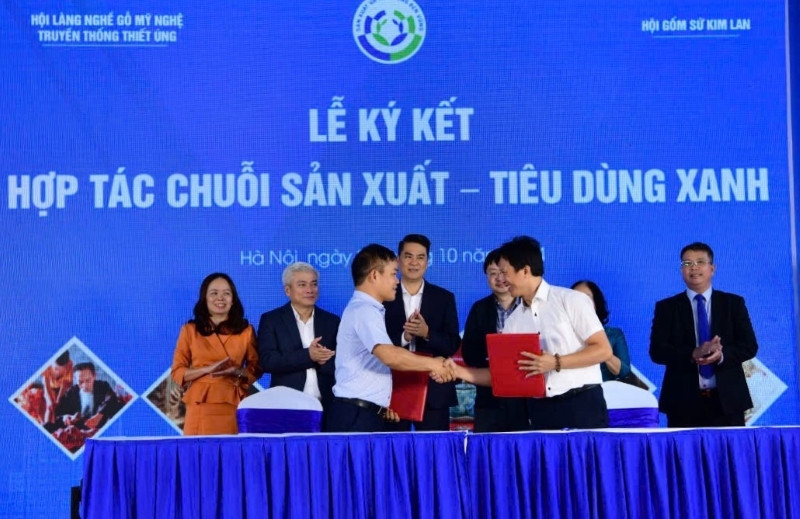 Hội Gốm sứ Kim Lan (huyện Gia Lâm) và Hội Làng nghề gỗ mỹ nghệ truyền thống Thiết Úng (huyện Đông Anh) ký kết hợp tác.
