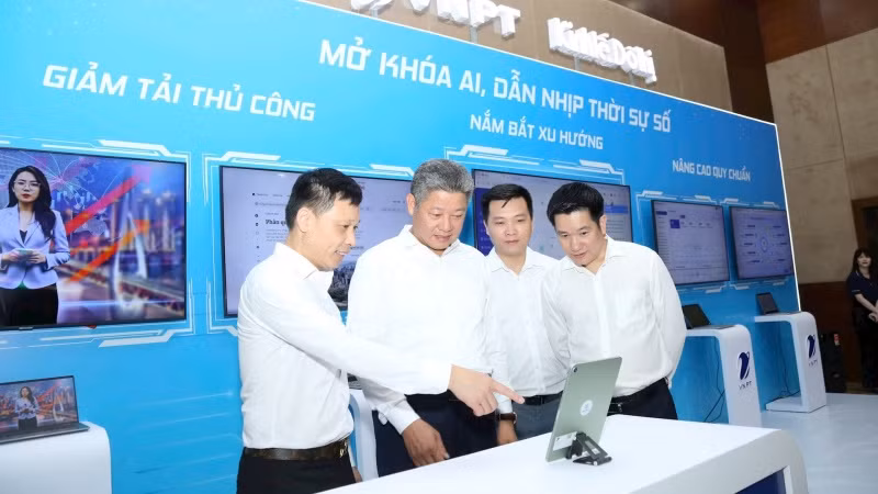 Lãnh đạo thành phố Hà Nội cùng các đại biểu trải nghiệm không gian ứng dụng AI trong quản trị tòa soạn thông minh.