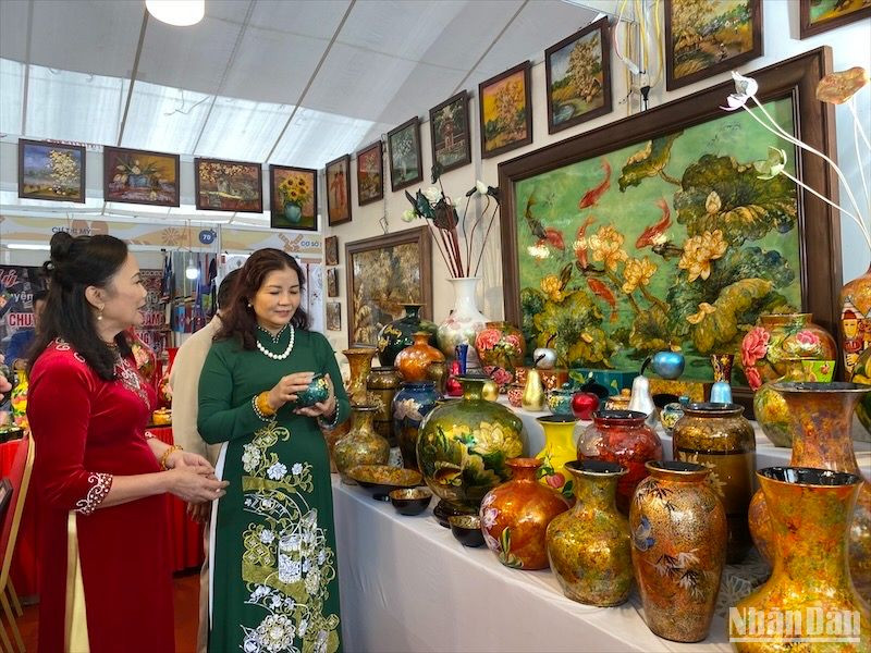 Gian hàng trưng bày hàng sơn mài tại hội chợ Hàng công nghiệp nông thôn Thủ đô năm 2023.