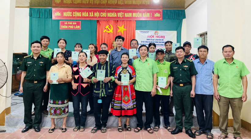 Các đoàn thể, đơn vị ở Hương Khê chia sẻ niềm vui tham gia bảo hiểm xã hội với người dân thôn biên giới Phú Lâm (Phú Gia).
