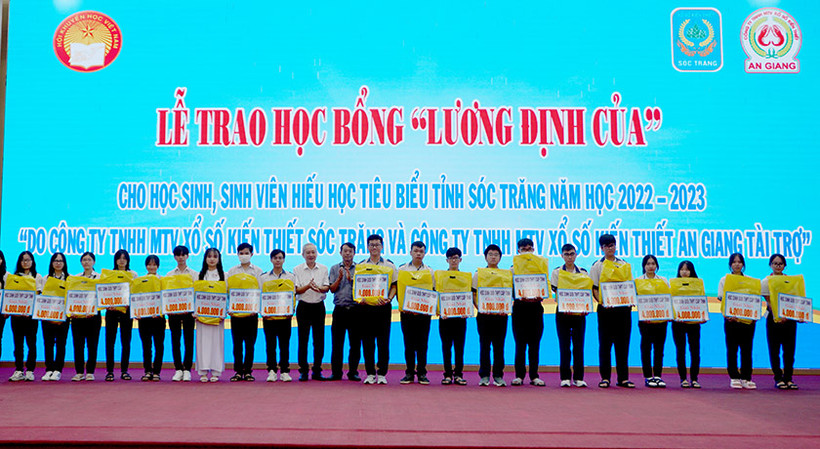 Trao học bổng Lương Định Của cho các học sinh, sinh viên hiếu học của tỉnh Sóc Trăng.
