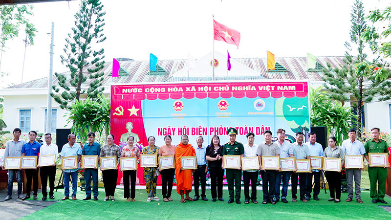Trao giấy khen của Bộ Chỉ huy Bộ đội Biên phòng tỉnh Sóc Trăng cho các tập thể, cá nhân huyện Trần Đề.