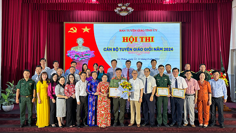 Lãnh đạo Tỉnh ủy, Ban Tuyên giáo Tỉnh ủy Sóc Trăng chụp ảnh cùng các thí sinh đoạt giải hội thi.