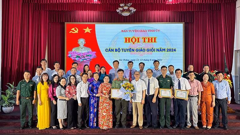 Lãnh đạo Tỉnh ủy, Ban Tuyên giáo Tỉnh ủy Sóc Trăng chụp ảnh cùng các thí sinh đoạt giải hội thi.