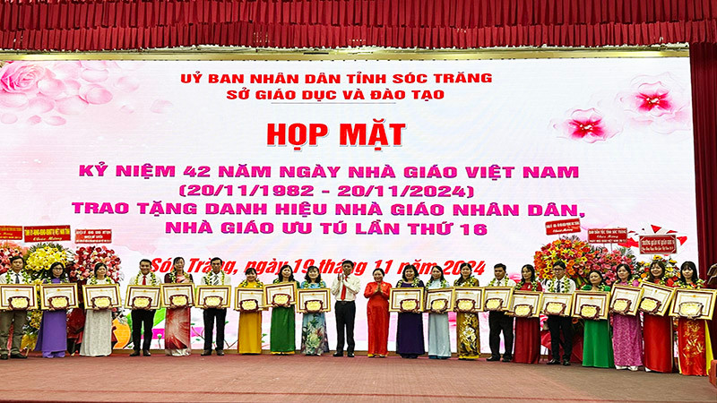 Lãnh đạo tỉnh Sóc Trăng trao danh hiệu Nhà giáo Ưu tú cho các giáo viên.