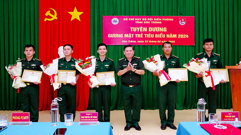 Đại tá Trịnh Kim Khâm trao giấy khen cho các “Gương mặt trẻ tiêu biểu”, “Gương mặt trẻ triển vọng”. 