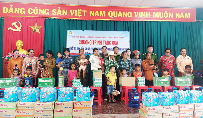 Trao 1.000 phần quà cho người dân ven biển Vĩnh Châu