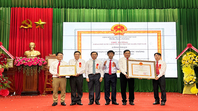 Thừa ủy nhiệm của Thủ tướng Chính phủ, Bí thư Tỉnh ủy Sóc Trăng Lâm Văn Mẫn và Chủ tịch Ủy ban nhân dân tỉnh Sóc Trăng Trần Văn Lâu trao Quyết định công nhận Cù Lao Dung là huyện nông thôn mới.