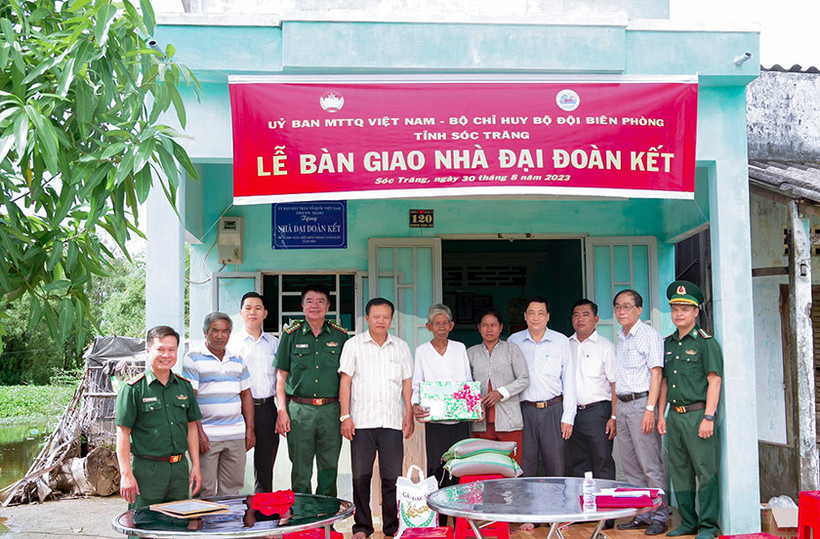 Bàn giao nhà cho gia đình bà Thạch Thị Út, phường 2, thị xã Vĩnh Châu. 