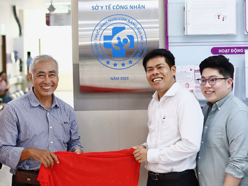 Lãnh đạo Sở Y tế và Bệnh viện Phương Châu Sóc Trăng thực hiện nghi thức công bố danh hiệu Bệnh viện thực hành nuôi con bằng sữa mẹ xuất sắc.