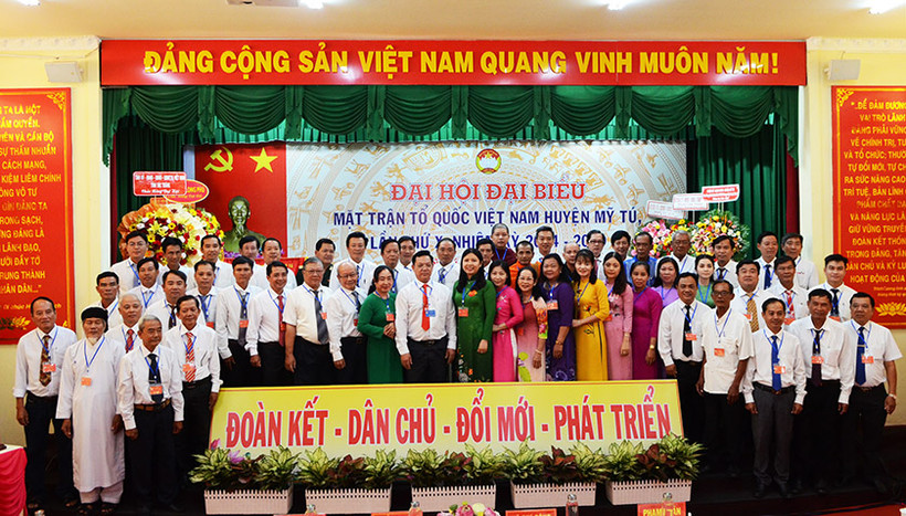 Các Ủy viên Ủy ban Mặt trận Tổ quốc Việt Nam huyện Mỹ Tú, nhiệm kỳ 2024 - 2029 ra mắt tại Đại hội.