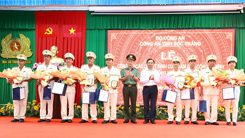 Chủ tịch Ủy ban nhân dân tỉnh Sóc Trăng Trần Văn Lâu và Giám đốc Công an tỉnh Sóc Trăng Đại tá Trần Văn Dương, trao quyết định cho các cán bộ
