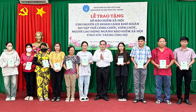 Phó Giám đốc BHXH tỉnh Sóc Trăng Lâm Thanh Thiên trao sổ BHXH cho các hộ khó khăn.
