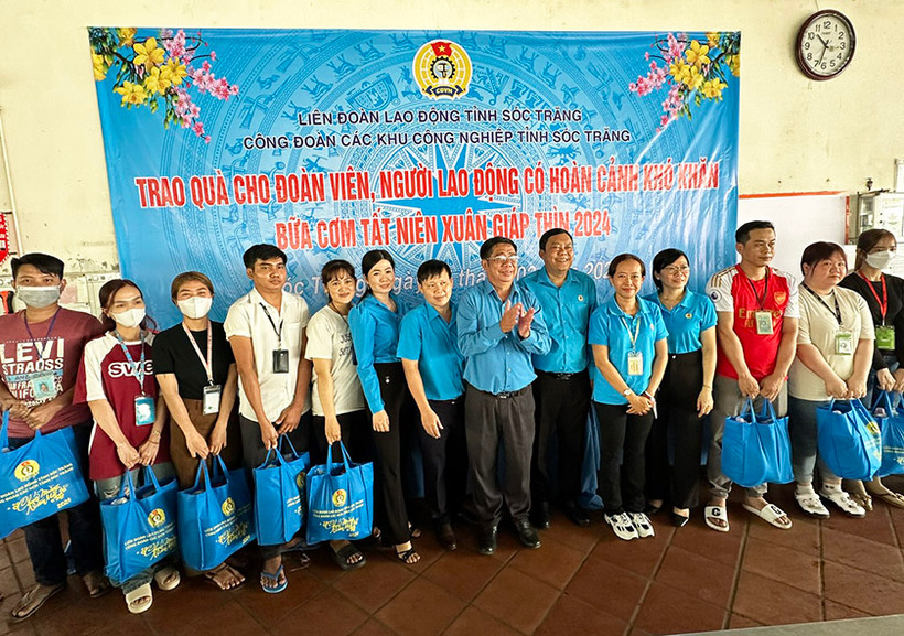 Tặng quà Tết cho công nhân tại Khu Công nghiệp An Nghiệp (Sóc Trăng).