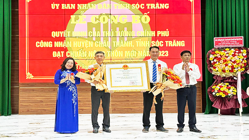 Thừa ủy nhiệm của Thủ tướng Chính phủ, lãnh đạo tỉnh Sóc Trăng trao Bằng chứng nhận đạt chuẩn nông thôn mới cho huyện Châu Thành.